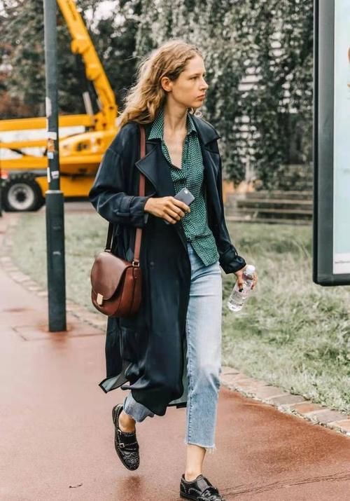 不管穿大衣还是风衣，都别配靴子了，今年这5双鞋更时髦百搭