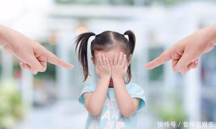 巴掌|因为拿西瓜慢,五岁男孩给爷爷一巴掌,爸爸的做法让人解气