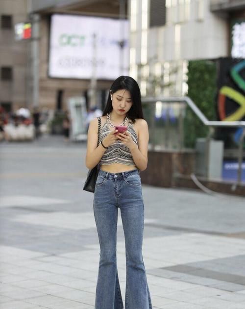 小姐姐|小姐姐穿挂脖上衣，搭配紧身牛仔裤，青春靓丽又时尚