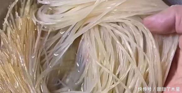 这食材耐放又便宜,多买些存起来,泡软后一拌一蒸,蘸酱吃真过瘾