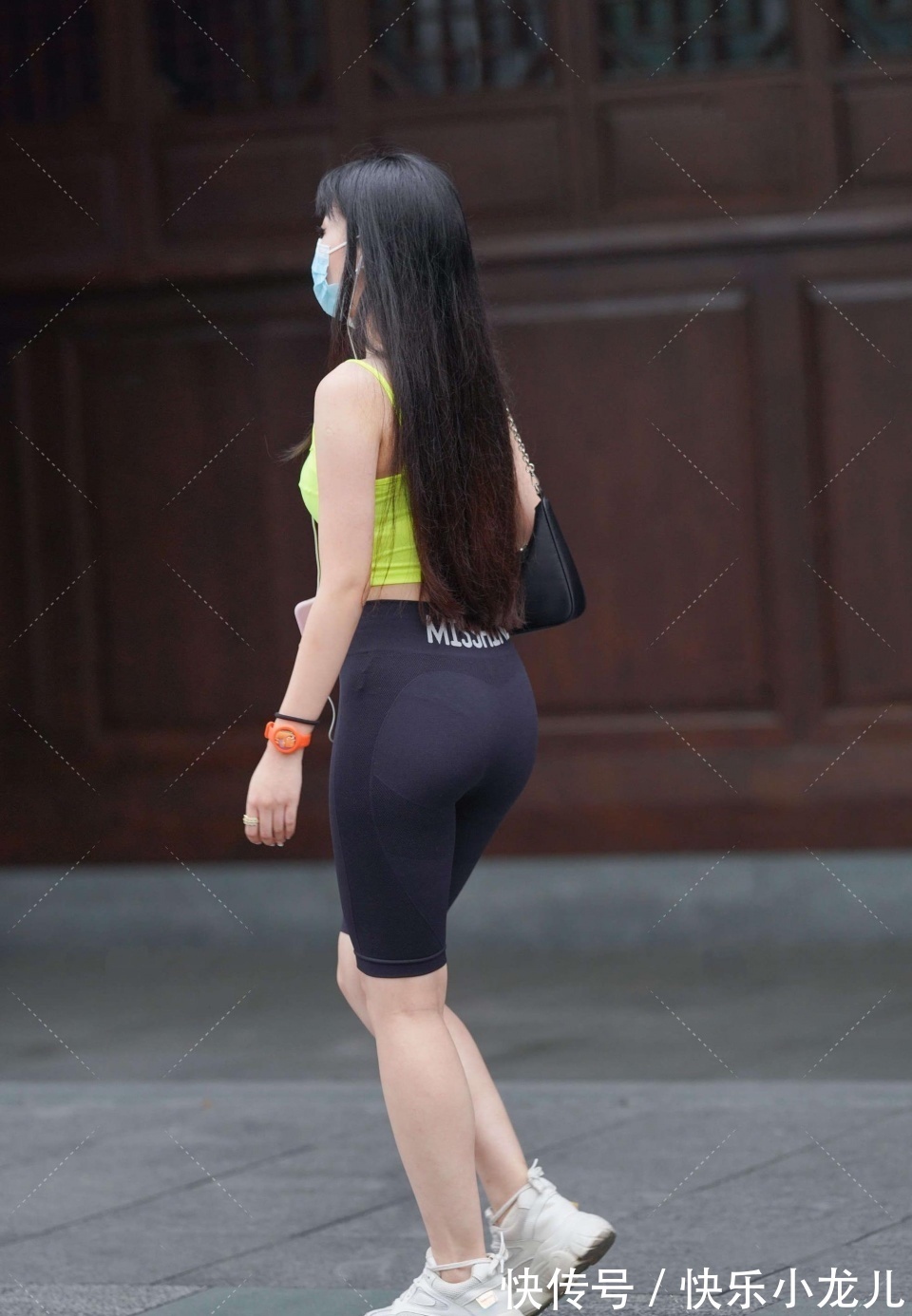 洒脱|以前学校的“校花”!大方洒脱,透露出一丝性感