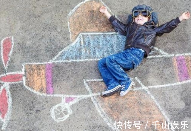 孩子$“老师已经3天没打我了”,小学生课本涂鸦走红,美术老师:鬼才