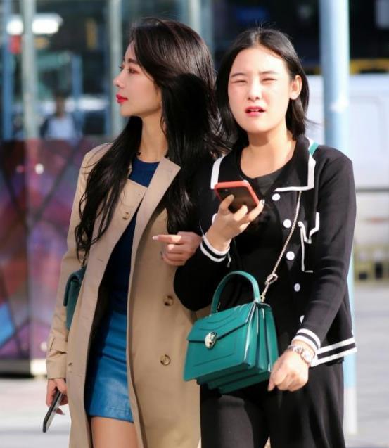 街拍有点酷酷的小美女,大大的墨镜,时尚又靓丽