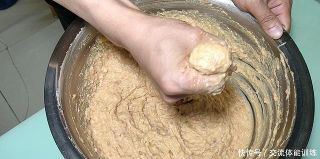 简单的家常菜《萝卜丸子汤》丸子好吃，汤鲜味美的秘密