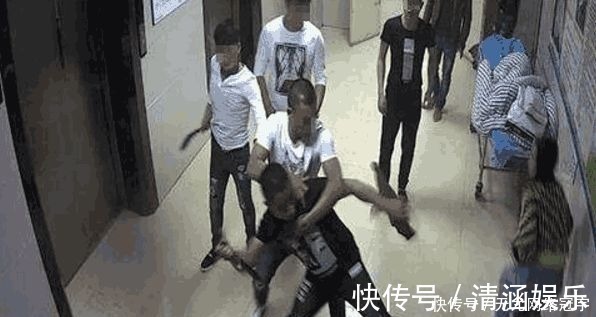 双胞胎|25岁儿子和父亲打起来了,因产房里面,49岁孕妇生了双胞胎