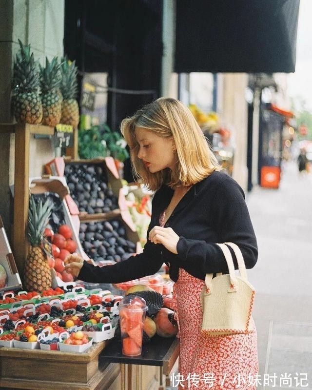 黑白色|女人过了40岁穿衣要讲究了,学会这几招穿搭干货,优雅高级显气质