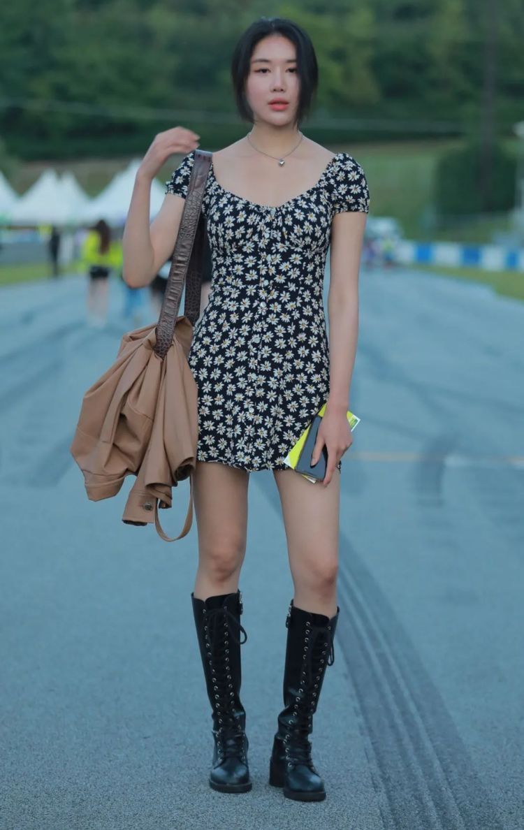 搭配 连衣裙+长靴,适合春天的反季节搭配,既显身材又提升时尚感