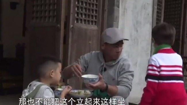 嗯哼看不惯陈小春吃饭坐姿,陈小春:我们穷人家,太子你回房吃吧