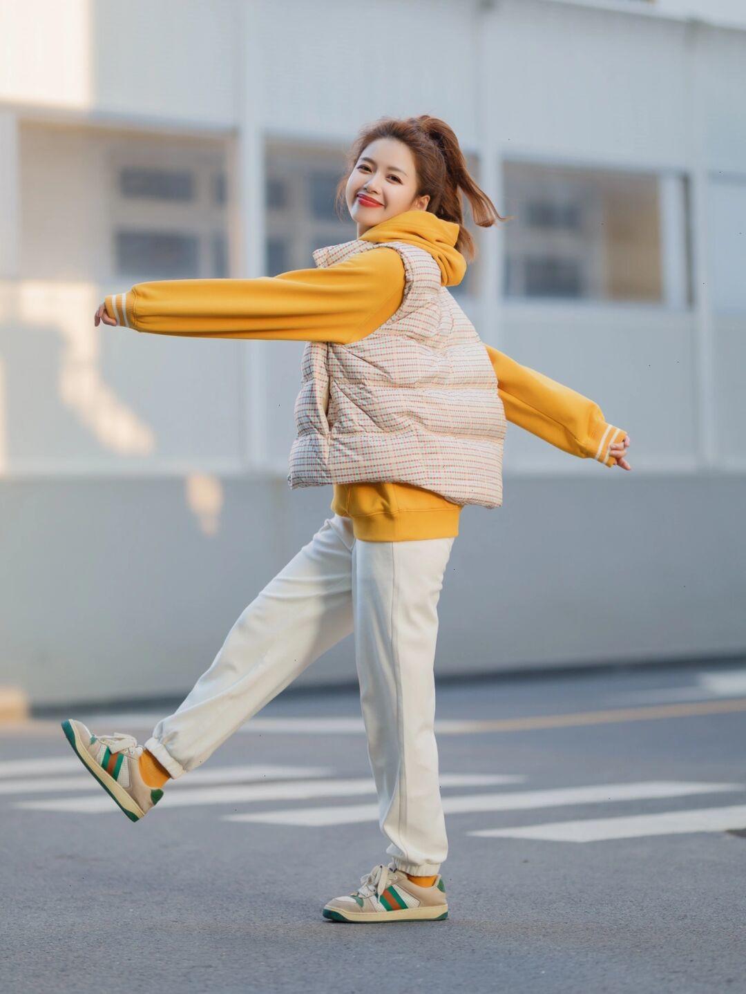 无袖 不知道换季怎么搭?入手一件“羽绒马甲”搭配长裤,女神范十足!