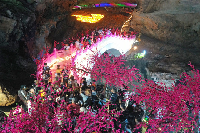 广东世外桃源连州万亩桃花盛放，打造出了水陆空洞四重桃花景观