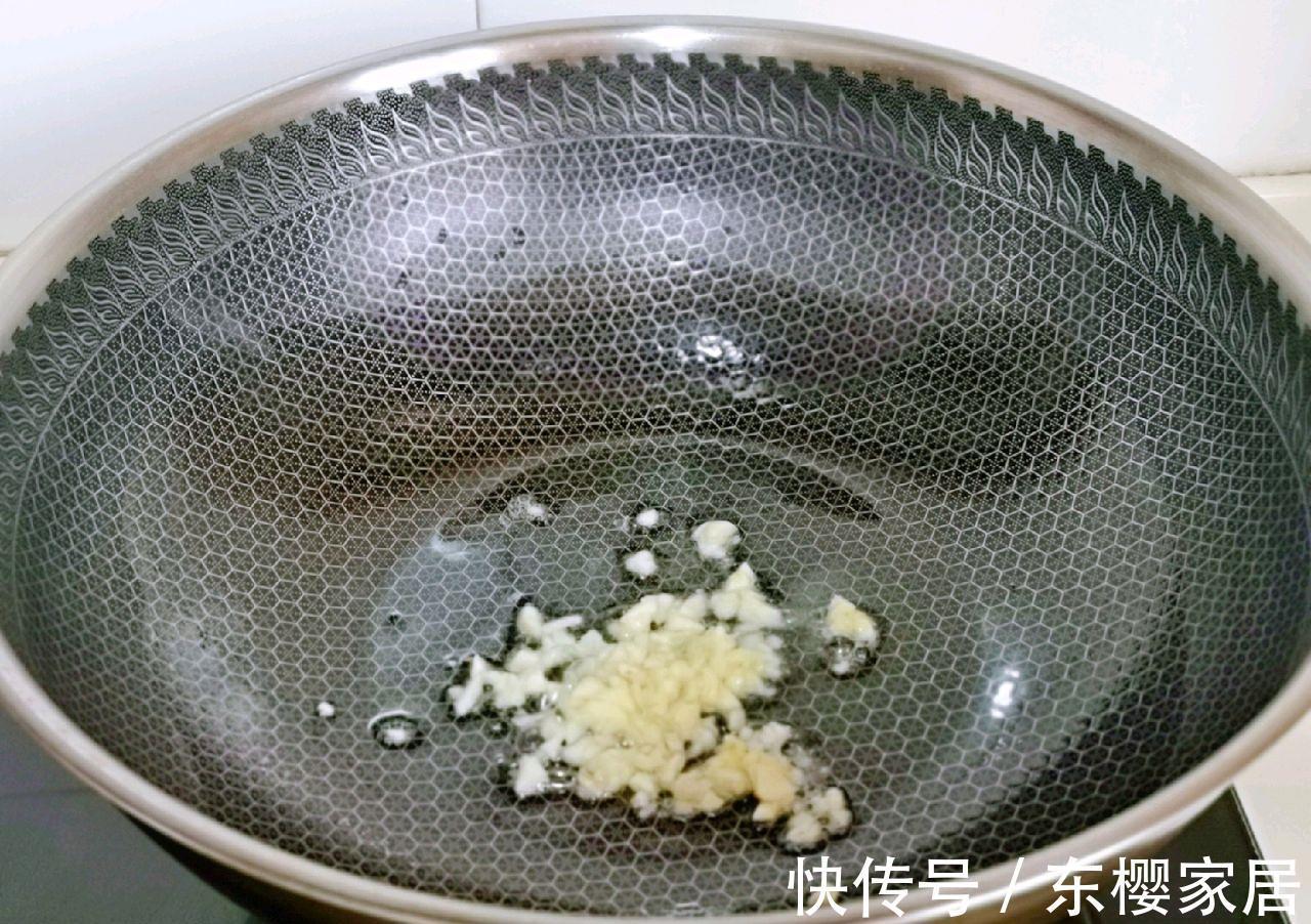 搭配|芹菜和鸭心搭配,简单炒一炒,就是一道好吃的下饭菜