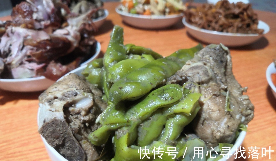 宝妈|一家三口自驾回内蒙，第一餐8道菜，朋友可不敢吃，怕胖！