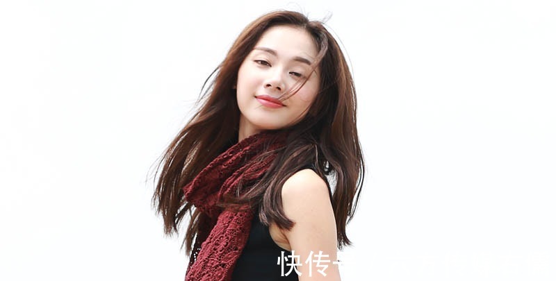 动人|老掉牙的上衣就别穿了，学我小姨这样穿背心，时尚添气质