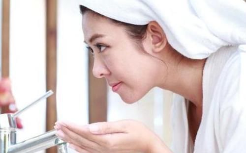 洗脸的4个“坏行为”要避免,教你正确洗脸方式,皮肤干净又水润