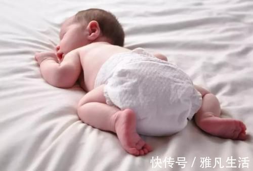 团子|宝爸发现女儿“拉臭臭”后,露出嫌弃表情,抱娃姿势成笑点