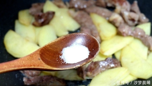 简单|牛排土豆做成家常炒菜,肉香土豆糯,做法简单营养好吃