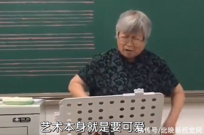 指挥|76岁女教授激情指挥大合唱，网友：奶奶太可爱了