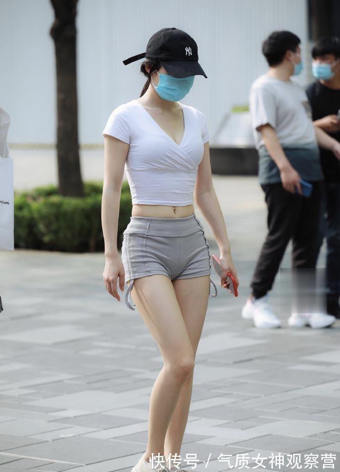 小姐姐 轻盈短装搭配,果然身材自信穿啥都好看