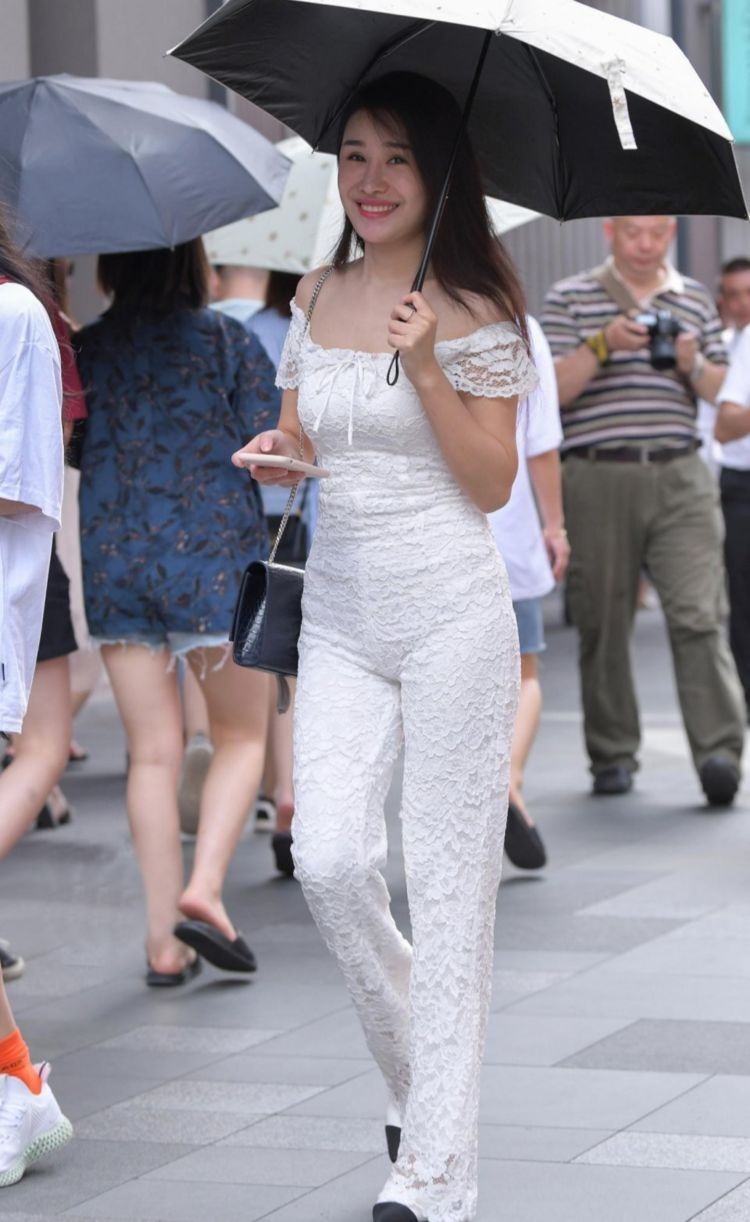 妩媚感|连衣裙穿出精致妩媚感,小美女简约的配饰,让气质更加出众