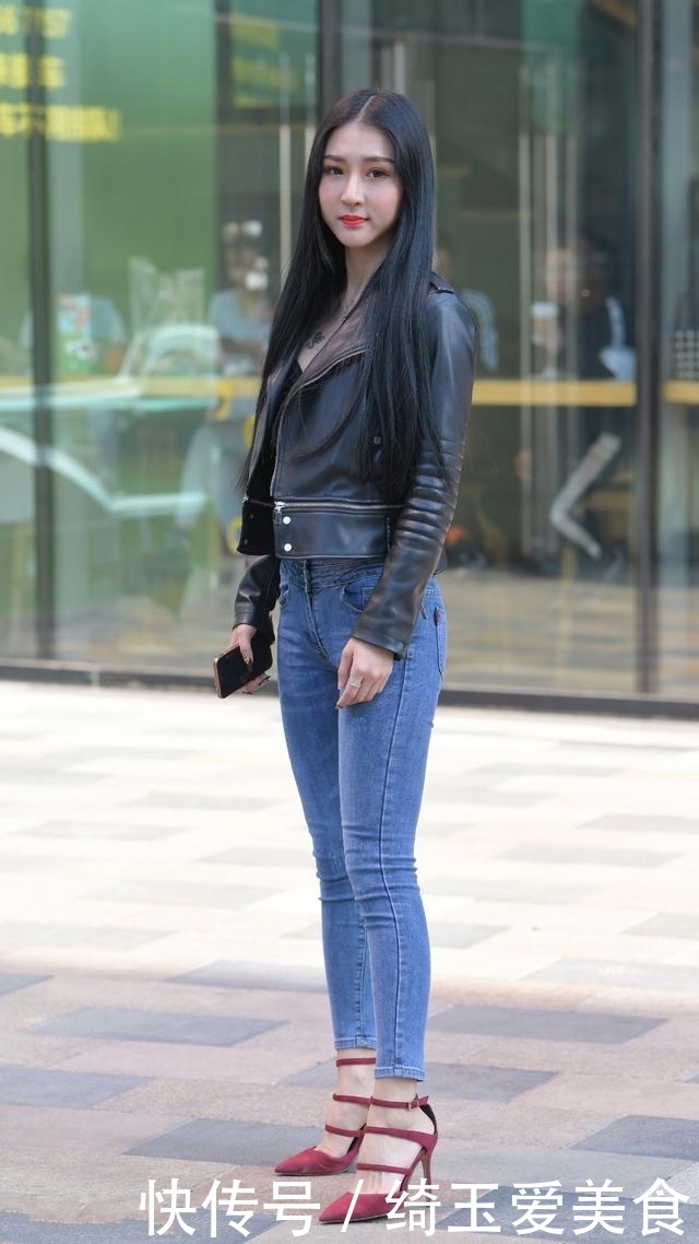小姐姐整体的黑色系搭配神秘又高级,显高显瘦