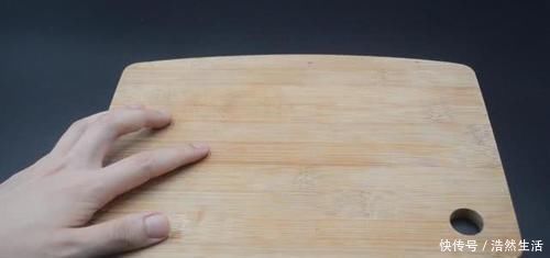 白醋倒在手心搓一搓,真的厉害了,解决了男人女人的困扰,都学学吧