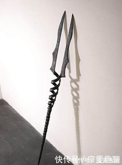 咎瓦尤斯#神话中真实存在的武器。其中有一把剑, 依旧被收藏在法国卢浮宫