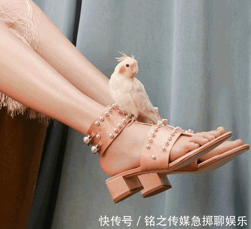 自信的158cm女孩,大胆穿这些“无跟凉鞋”,悄悄拉长双腿