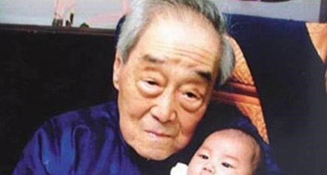 新青年!我国这位婴儿:出生时军队保护产房,国家鸣13响礼炮给他庆生