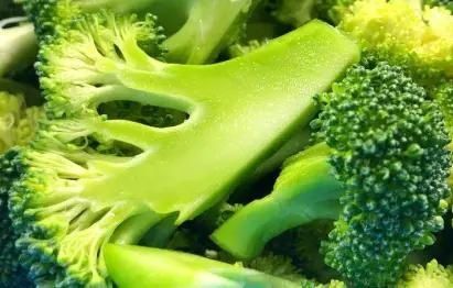 西兰花要不要焯水?老厨师教你这一招,洗得干净吃得也放心