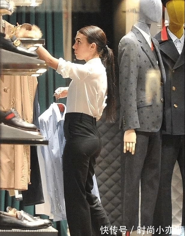 c罗|乔治娜穿一身迪奥配拖鞋，喝水也要扭成S形，脚蹬汽车座椅不文雅