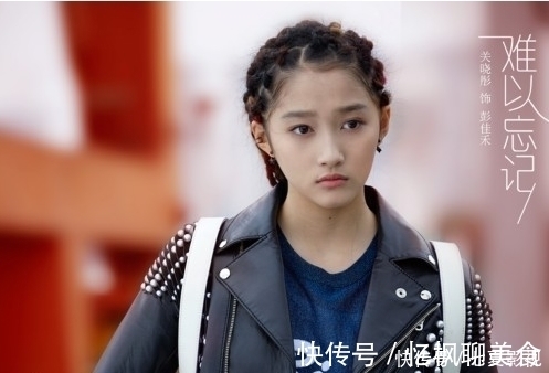 |关晓彤陈飞宇金鸡奖走红毯眼神太搞笑。网友:像被迫联姻婚礼现场