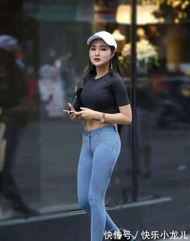 搭配 高腰紧身打底裤搭配紧身黑色短款上衣,运动休闲,焕发生机