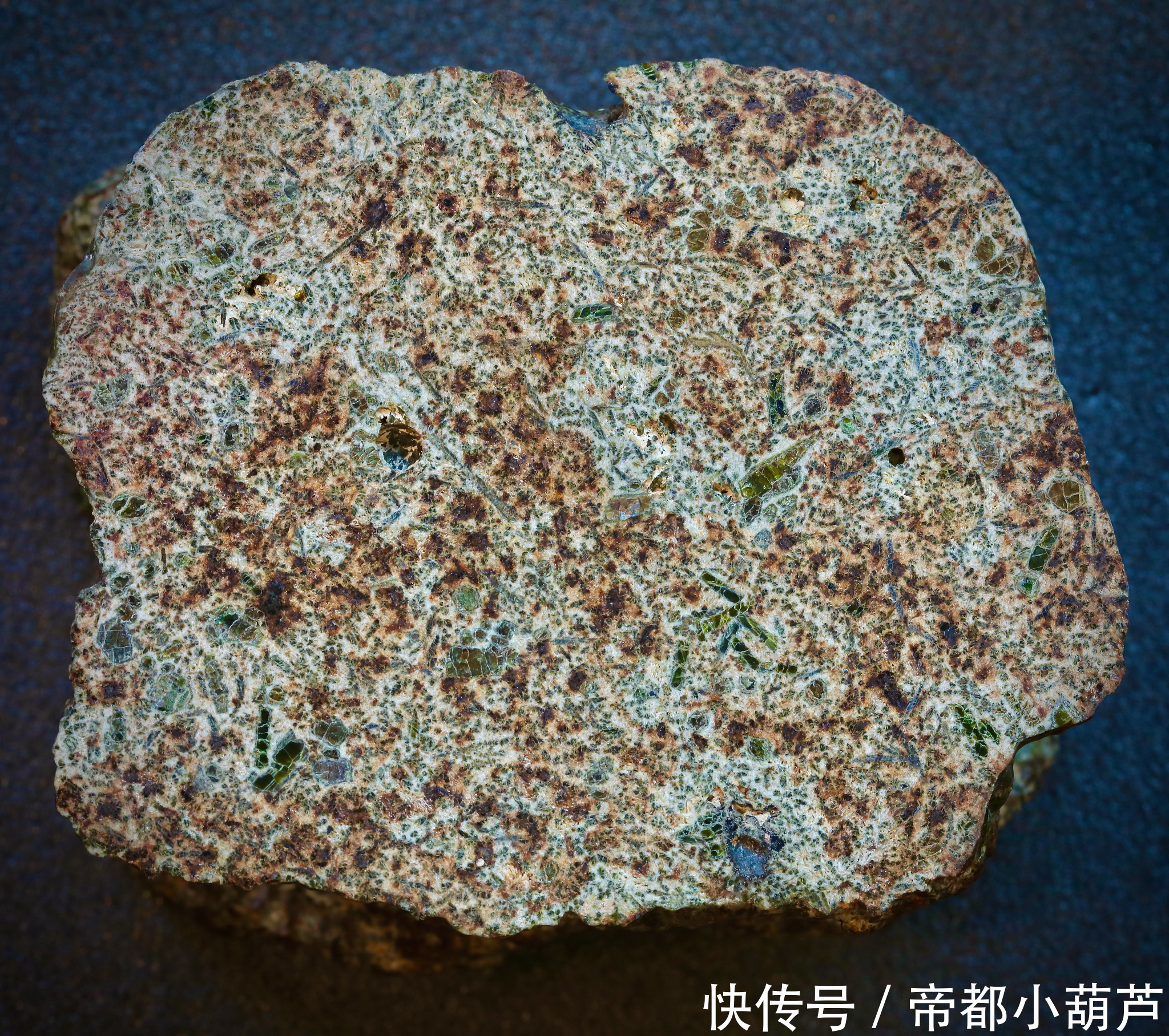 比地球古老 46亿年前陨石坠落撒哈拉沙漠