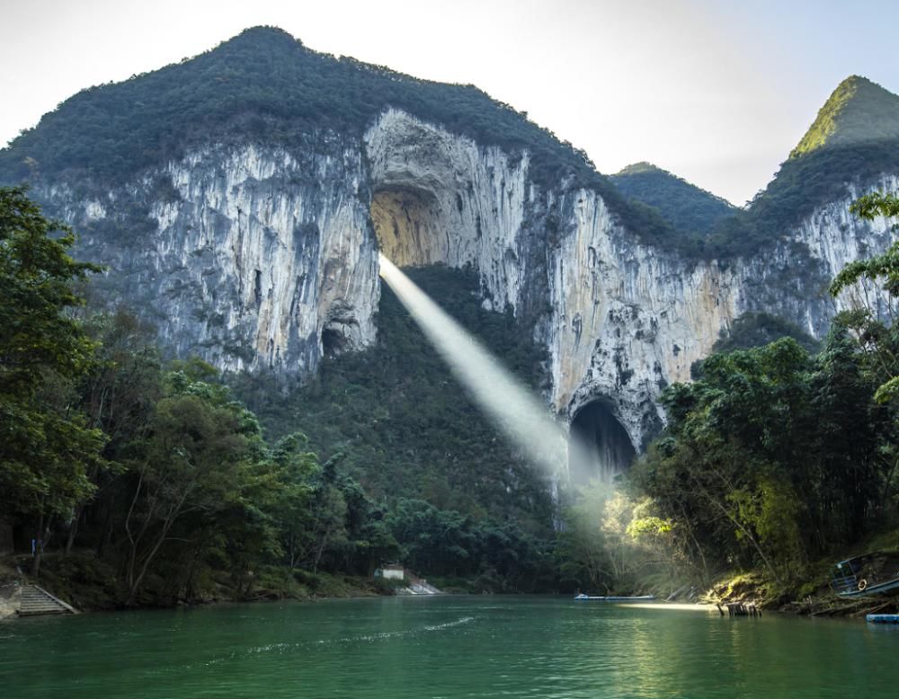  阳光|紫云格凸河：阳光穿过山洞，形成奇特光柱！