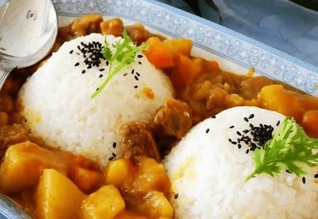  这就给大家带来超好吃的咖喱菜做法，香味浓郁，一上桌就能勾住你的味觉