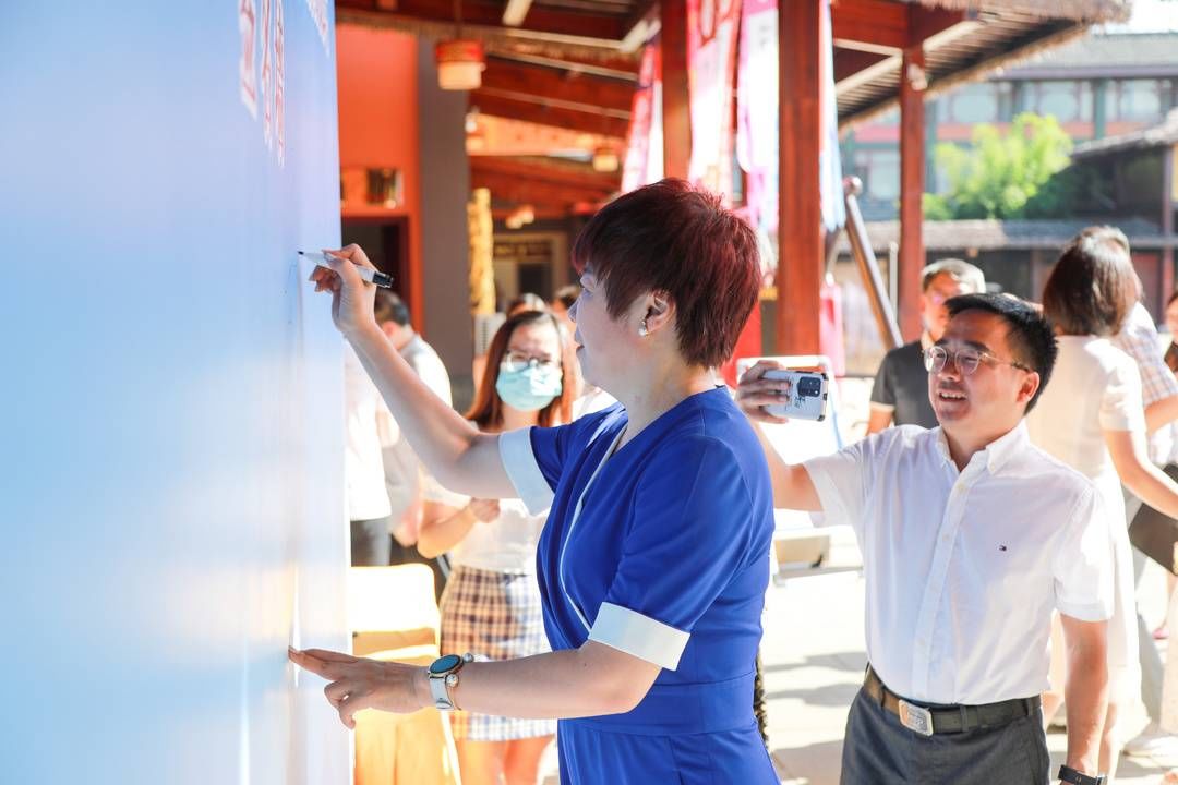 余光中|于丹峨眉山“重逢”李白,“文化大讲堂”带来跨越千年的乡愁