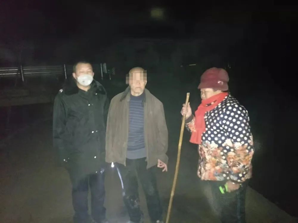 民警|【我为群众办实事】商州公安：患病老人深夜迷路 民警救助送其回家