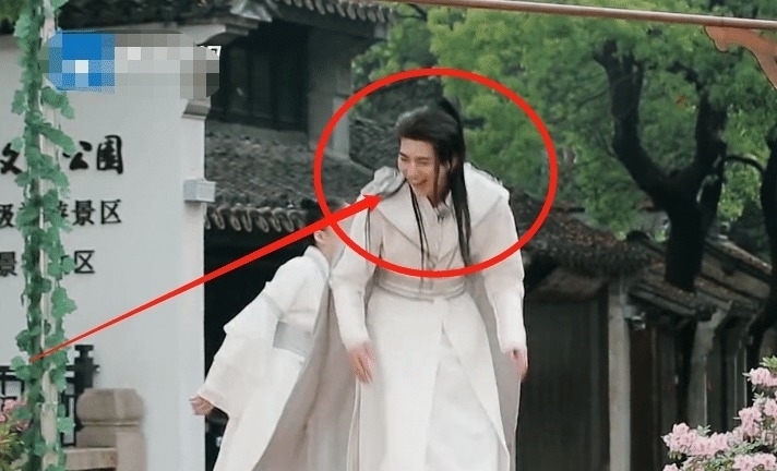 绅士 蔡徐坤起跳被调侃社会摇,一把接过张韶涵,他的绅士手却太圈粉了