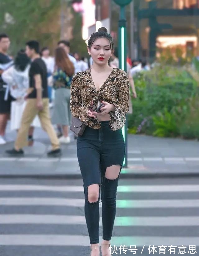 百搭 打底裤最经典百搭，造型简约利落又显瘦，笑容甜美！