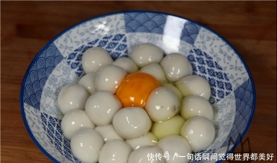 汤圆放入滚烫的油锅中,瞬间变美食,我也是今天才知道,太香了