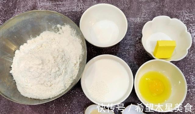 冬日简单方便早餐，椰蓉小面包在家做，香甜松软全家爱吃！