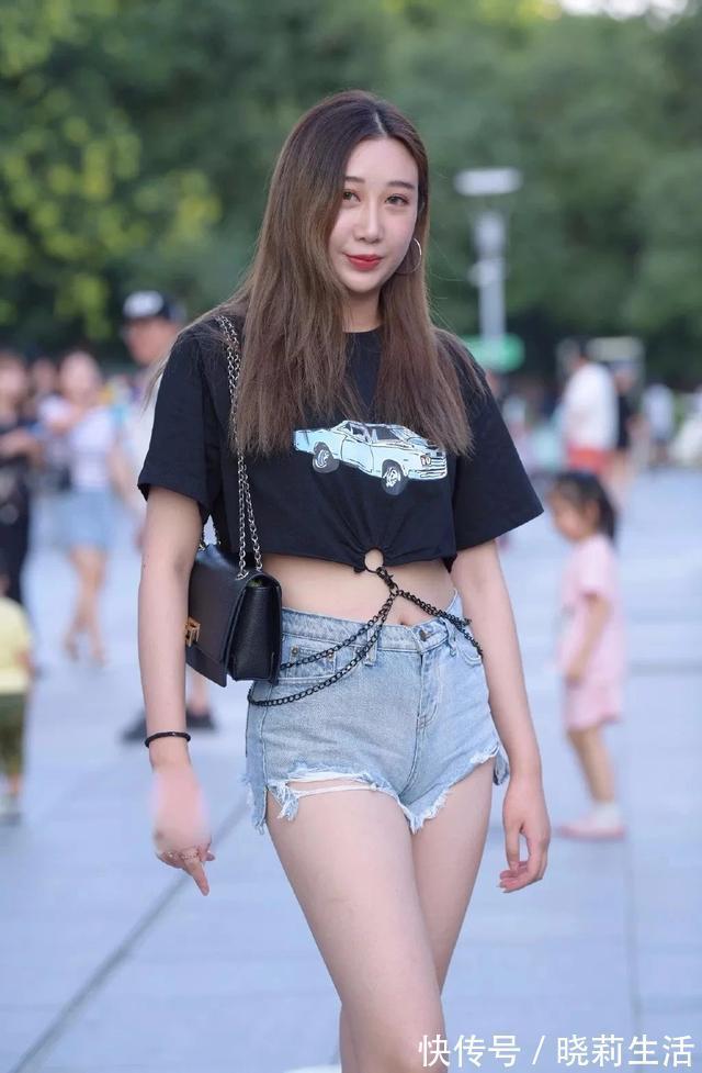 链条|美女黑色链条露腰短袖搭配超短裤，整体来说还是非常好看