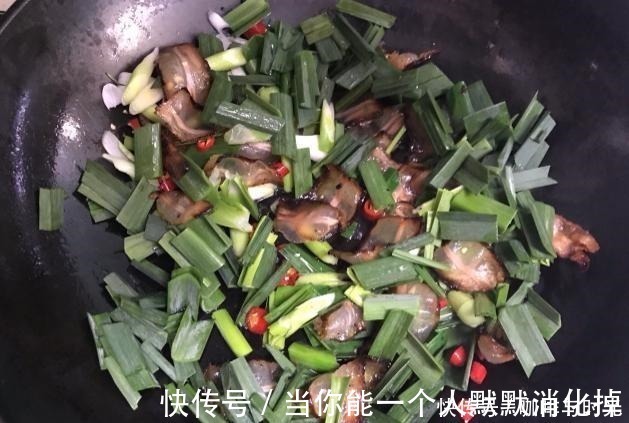 油炸|炒腊肉,直接炒还是用水泡都错了,少做2步,又硬又咸,还油腻