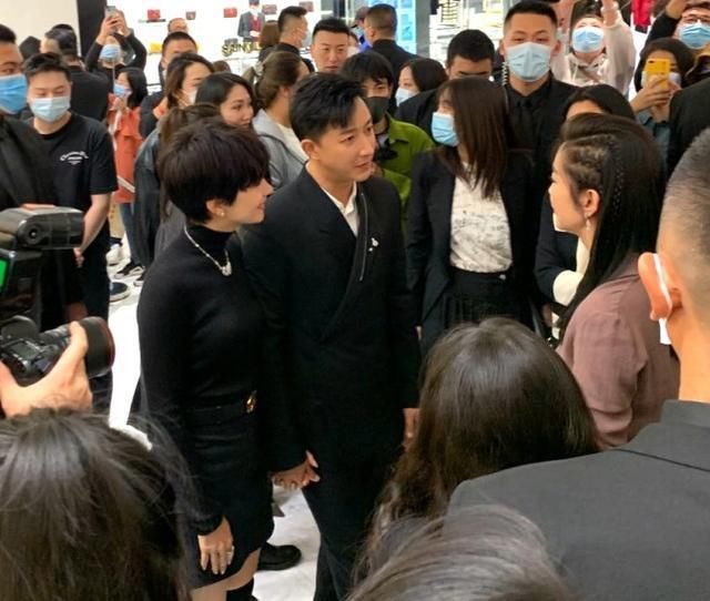 韩庚卢靖姗合体现身时尚活动，女生短发造型被指土气，同框像男方长辈