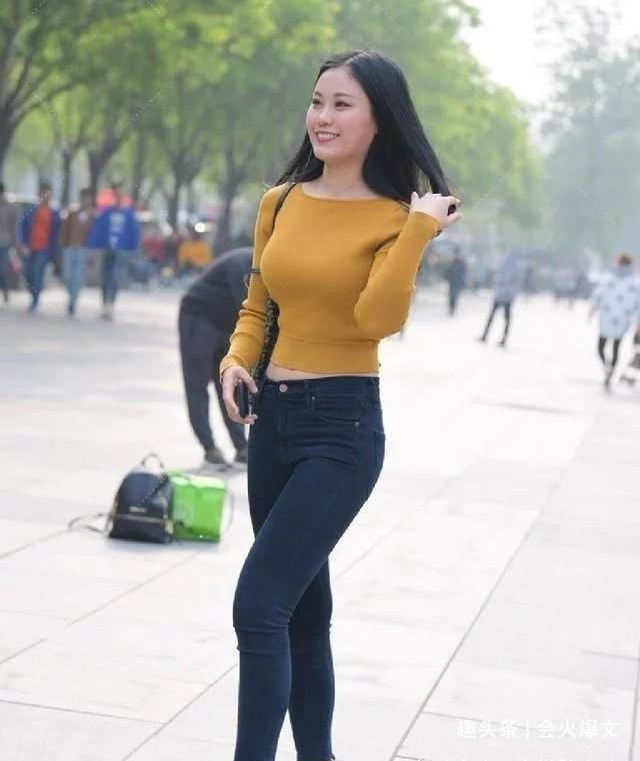 尽显|美女穿牛仔裤时尚耐看又省心,身材完美有魅力,尽显曼妙曲线!