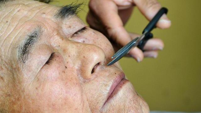 合成|鼻毛为何会“窜”出来提醒你原因多半在自己身上,别掉以轻心