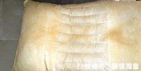 小苏打|枕套变黄有异味怎么办？别担心，教你3招，轻松去除黄渍和异味！