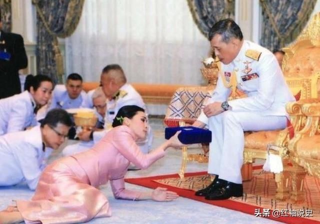 出席活动|68岁泰王真的老了后宫嫔妃再多又如何，拄着拐棍都差点摔倒