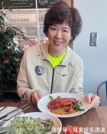 主教练|郎平61岁生日和女儿美国团聚,共进早餐有说有笑,牵爱犬散