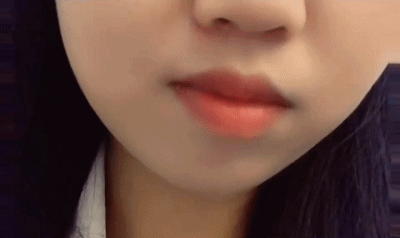 |搞笑动图:把妹子的小脸放手掌上捏一捏!